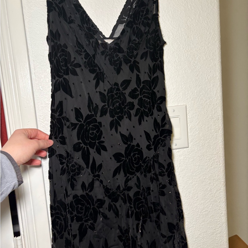 Robbie Bee Black Velvet Floral V-Neck Dress - Picture 3 of 6